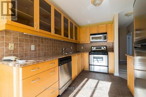 305 - 2000 Creekside Drive, Hamilton, ON - Indoor Photo Showing Kitchen