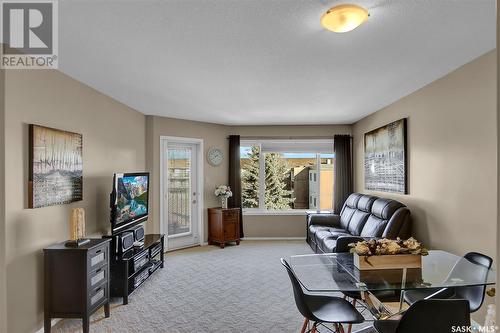 310 6 Lorne Place, Regina, SK - Indoor Photo Showing Living Room