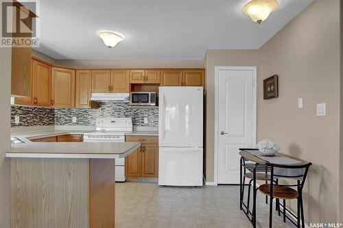 310 6 Lorne Place, Regina, SK - Indoor Photo Showing Kitchen