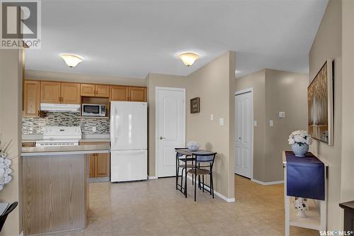 310 6 Lorne Place, Regina, SK - Indoor Photo Showing Kitchen