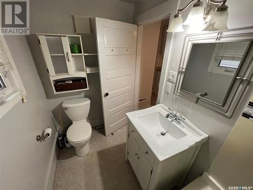 1076 4Th Avenue Ne, Moose Jaw, SK - Indoor Photo Showing Bathroom