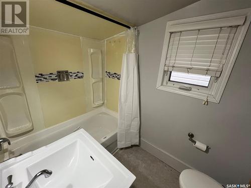 1076 4Th Avenue Ne, Moose Jaw, SK - Indoor Photo Showing Bathroom