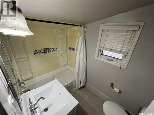 1076 4Th Avenue Ne, Moose Jaw, SK - Indoor Photo Showing Bathroom