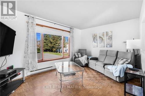 945 Queen Street, Champlain, ON - Indoor Photo Showing Living Room