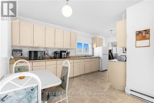 945 Queen Street, Champlain, ON - Indoor Photo Showing Kitchen