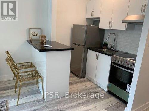 401 - 256 Sherbourne Street, Toronto, ON - Indoor Photo Showing Kitchen