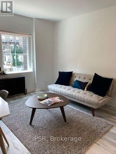 401 - 256 Sherbourne Street, Toronto, ON - Indoor Photo Showing Living Room