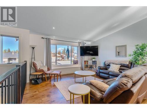 2140 15 Avenue Se, Salmon Arm, BC - Indoor Photo Showing Living Room