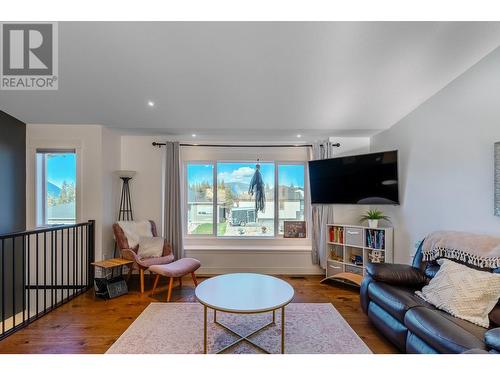 2140 15 Avenue Se, Salmon Arm, BC - Indoor Photo Showing Living Room