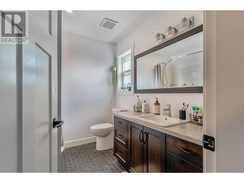 2140 15 Avenue Se, Salmon Arm, BC - Indoor Photo Showing Bathroom