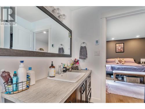 2140 15 Avenue Se, Salmon Arm, BC - Indoor Photo Showing Bathroom