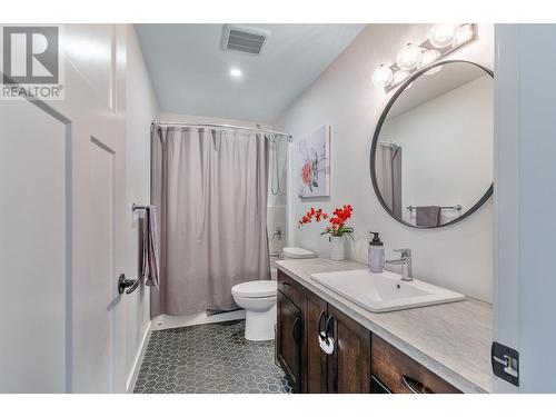 2140 15 Avenue Se, Salmon Arm, BC - Indoor Photo Showing Bathroom