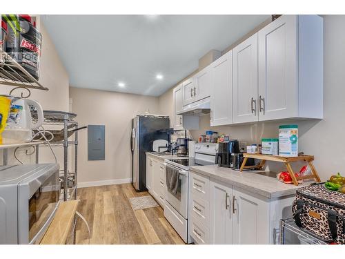 2140 15 Avenue Se, Salmon Arm, BC - Indoor Photo Showing Kitchen