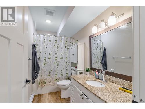 2140 15 Avenue Se, Salmon Arm, BC - Indoor Photo Showing Bathroom