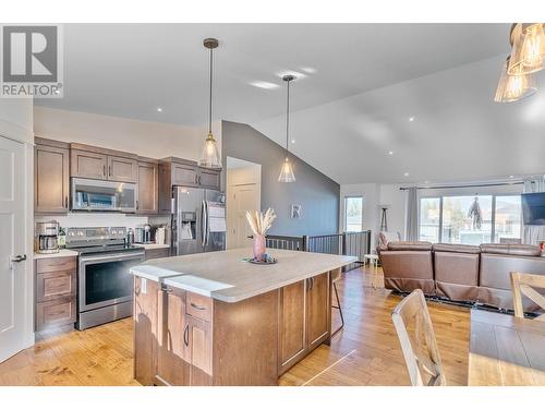 2140 15 Avenue Se, Salmon Arm, BC - Indoor Photo Showing Kitchen With Upgraded Kitchen