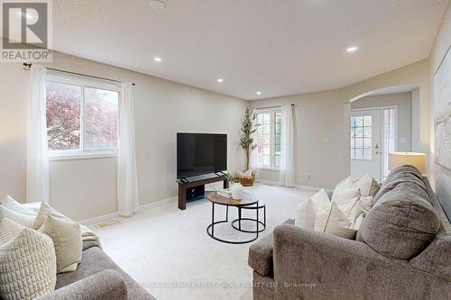 172 Niagara Drive, Oshawa, ON - Indoor Photo Showing Living Room