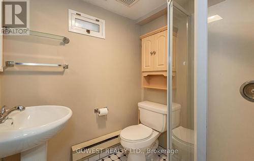 952 Coxwell Avenue, Toronto, ON - Indoor Photo Showing Bathroom