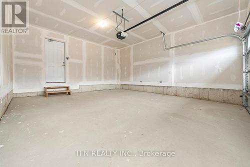 109 Higgins Avenue, Thorold, ON - Indoor Photo Showing Garage