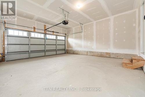 109 Higgins Avenue, Thorold, ON - Indoor Photo Showing Garage