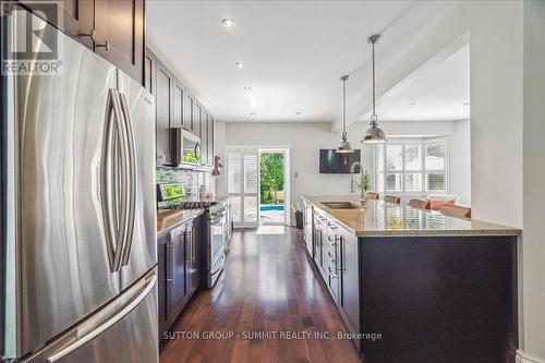 17 Winegarden Trail, Hamilton, ON - Indoor Photo Showing Kitchen With Upgraded Kitchen