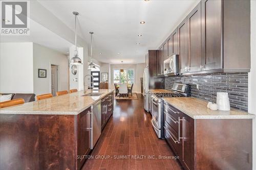 17 Winegarden Trail, Hamilton, ON - Indoor Photo Showing Kitchen With Upgraded Kitchen