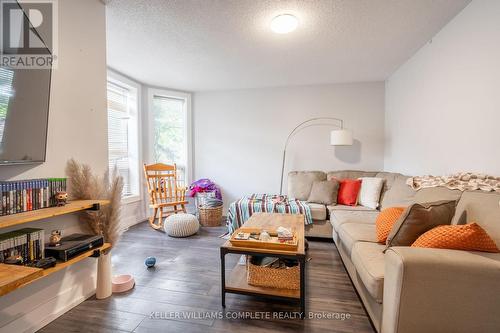 42 Sherman Avenue S, Hamilton, ON - Indoor Photo Showing Living Room