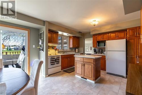 72 Collegiate Drive, Chatham, ON - Indoor Photo Showing Kitchen