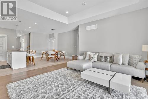 463 Martinique Avenue, Windsor, ON - Indoor Photo Showing Living Room