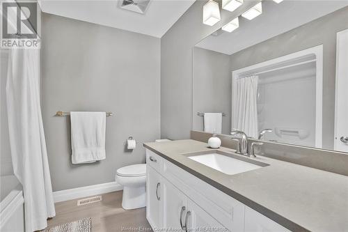 463 Martinique Avenue, Windsor, ON - Indoor Photo Showing Bathroom