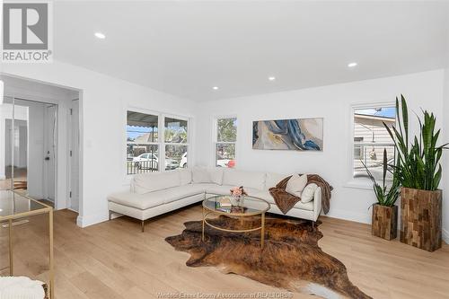 2968 Langlois Ave, Windsor, ON - Indoor Photo Showing Living Room