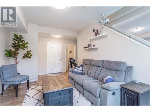 3346 Skaha Lake Road Unit# 104, Penticton, BC - Indoor Photo Showing Living Room