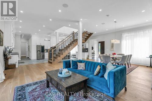 15714 Bathurst Street, King, ON - Indoor Photo Showing Living Room