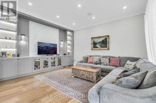 15714 Bathurst Street, King, ON - Indoor Photo Showing Living Room