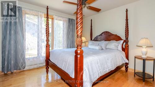 138 Glenwood Drive, Wasaga Beach, ON - Indoor Photo Showing Bedroom