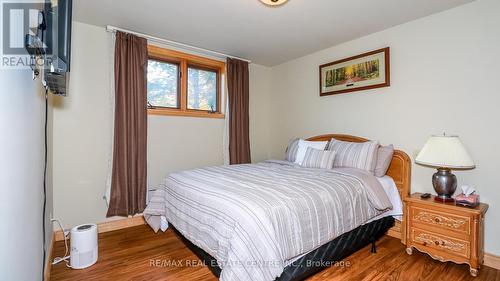 138 Glenwood Drive, Wasaga Beach, ON - Indoor Photo Showing Bedroom