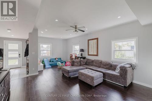 603 Erie Street, Warwick (Watford), ON - Indoor Photo Showing Living Room