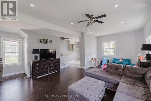 603 Erie Street, Warwick (Watford), ON - Indoor Photo Showing Living Room