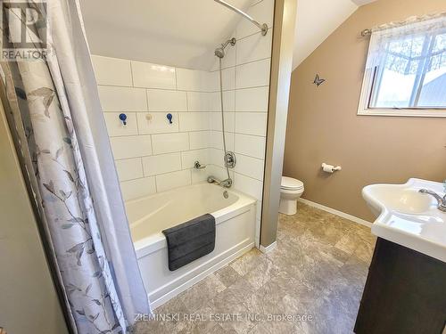 31-33 Anson Drive, Iroquois Falls, ON - Indoor Photo Showing Bathroom