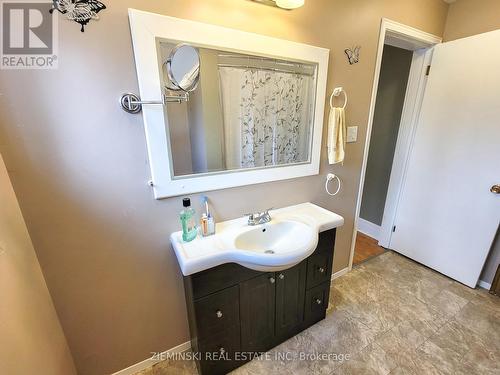 31-33 Anson Drive, Iroquois Falls, ON - Indoor Photo Showing Bathroom