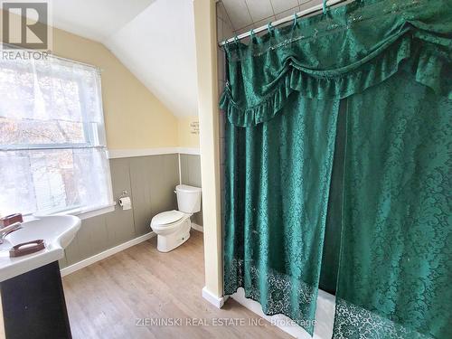 31-33 Anson Drive, Iroquois Falls, ON - Indoor Photo Showing Bathroom