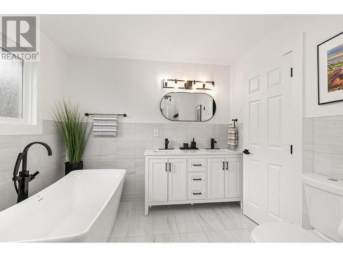 2196 Lynrick Road, Kelowna, BC - Indoor Photo Showing Bathroom