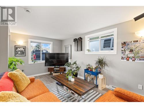 2196 Lynrick Road, Kelowna, BC - Indoor Photo Showing Living Room