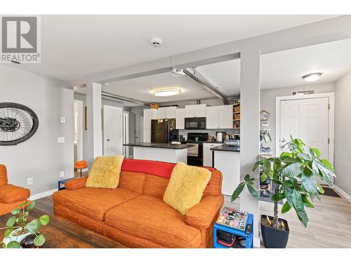 2196 Lynrick Road, Kelowna, BC - Indoor Photo Showing Living Room