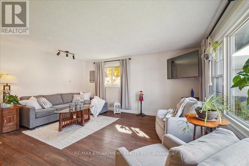 255 Brown Street, Gravenhurst, ON - Indoor Photo Showing Living Room