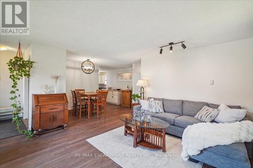 255 Brown Street, Gravenhurst, ON - Indoor Photo Showing Living Room