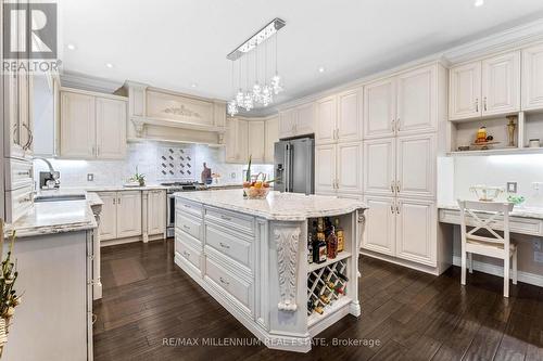 56 Pelech Crescent, Hamilton, ON - Indoor Photo Showing Kitchen With Upgraded Kitchen