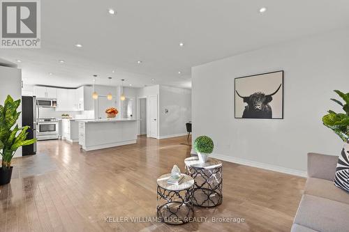 450 East 37Th Street, Hamilton, ON - Indoor Photo Showing Living Room