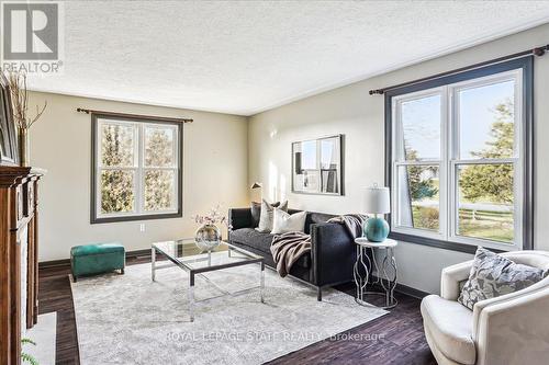 7956 Twenty Road, West Lincoln, ON - Indoor Photo Showing Living Room