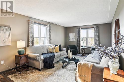 7956 Twenty Road, West Lincoln, ON - Indoor Photo Showing Living Room