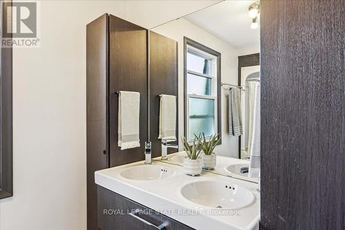 7956 Twenty Road, West Lincoln, ON - Indoor Photo Showing Bathroom